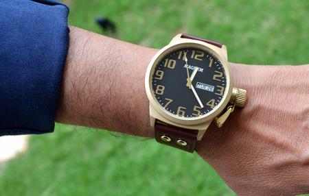 Relógio Magnum Analógico Masculino Dourado Pulseira de Couro Marrom  MA32952P