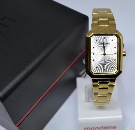 relogio mondaine quadrado dourado