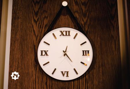 Imagem de Relógio Parede ADNET 50cm, Fundo Branco, Algarismos Romanos 3D Dourados, Alças em Couro cor Preta.