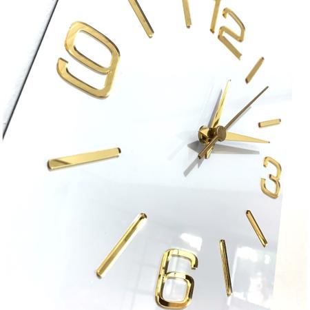 Imagem de Relógio parede quadrado branco, 25cm,  com algarismos cardinais dourados.