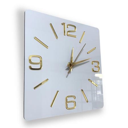 Imagem de Relógio parede quadrado branco, 25cm,  com algarismos cardinais dourados.