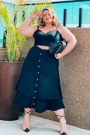 Saia midi com hotsell botoes plus size