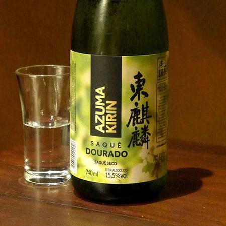 Saquê Seco Dourado Azuma Kirin Garrafa 740ml