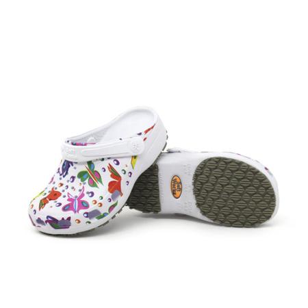 Sandália Babuche Estampado Soft Mania com Tira Detalhe Perfuros e Sola Borracha Imagem de Sandália Babuche Estampado Soft Mania com Tira Detalhe Perfuros e Sola Borracha