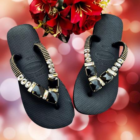 Imagem de Sandália havaianas feminina customizada com pedras pretas