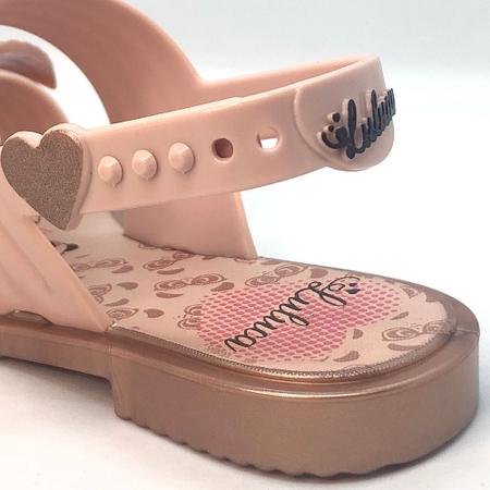 As sandálias #GrendeneKids da Luluca são perfeitas para a sua filha que ama  se jogar na hora da diversão.