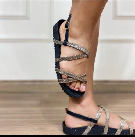 Sandalia preta sale com prata