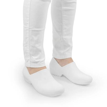 Sapato fechado crocs 2025