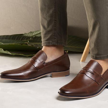 Sapato Masculino Loafer em Couro Café Savelli - Loafer Masculino - Magazine  Luiza