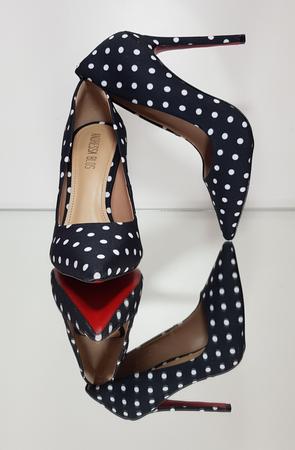 Scarpin preto sales fundo vermelho