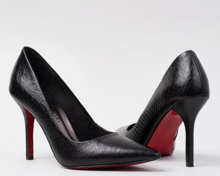 Scarpin Salto Fino 10cm Sola Vermelha Couro Cobra Preto CBK