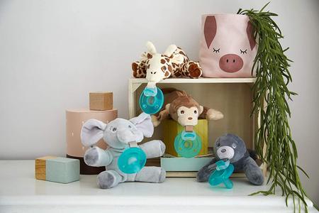 Suporte de chupeta com pelúcia removível, seguro e macio para bebês, 0m+ - Philips AVENT Imagem de Suporte de chupeta com pelúcia removível, seguro e macio para bebês, 0m+