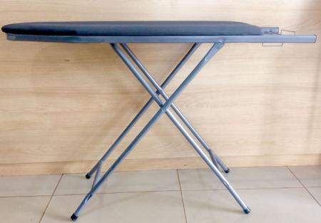 Imagem de Tábua mesa passar Utilaço extra forte na cor preta c/passa mangas e suporte para o ferro(UTIL73799)