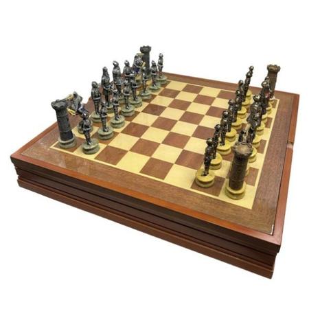 Jogo de xadrez em madeira maciça com peças em tons de m