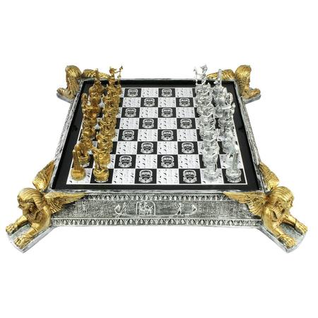 O xadrez do rei dourado está no tabuleiro de xadrez