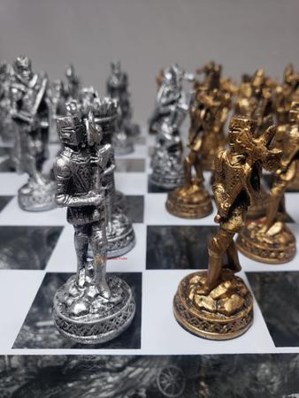 jogo de xadrez medieval bronze tabuleiro