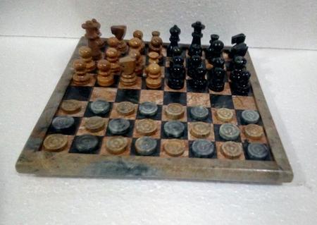 Tabuleiro de xadrez em pedra sabão todo em pedra sabão.