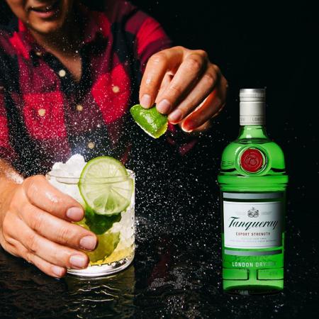 Imagem de Tanqueray com Jack daniel's Old com isqueiro espetacular