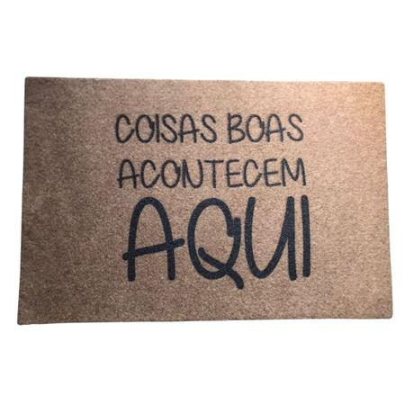 Tapete Capacho Coisas Boas Acontecem Aqui Bege Porta De Casa - Coisaria Imagem de Tapete Capacho Coisas Boas Acontecem Aqui Bege Porta De Casa