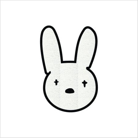 Imagem de Tapete coelho branco no formato páscoa.