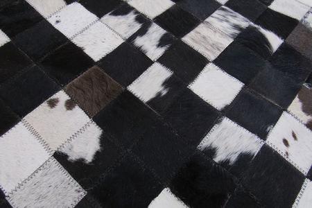 Imagem de Tapete de couro de boi. 1,50 x 2,00 m. Preto e branco. T90