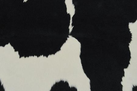 Imagem de Tapete de couro. Pele em formato natural. L 2,00 x C 1,90 m. Preto e branco. Ref. P946C