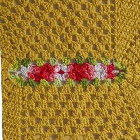 Imagem de Tapete Oval em Crochê Amarelo e Vermelho c/ detalhe 60x45cm