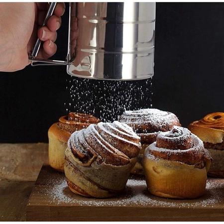 Imagem de Tapioqueira Polvilhador Peneira Caneca com Gatilho Manual Aço Inox Açucar Farinha Tapioca Cozinha Multiuso