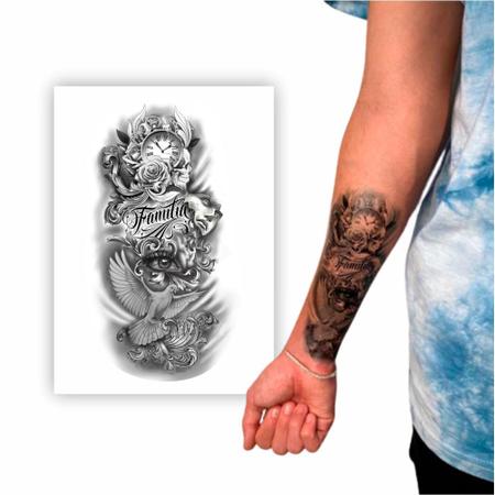 tatuagem flor na mão masculina