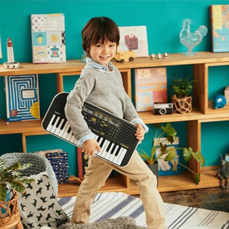 TECLADO MUSICAL INFANTIL CASIOTONE PRETO E BRANCO SA-51H2