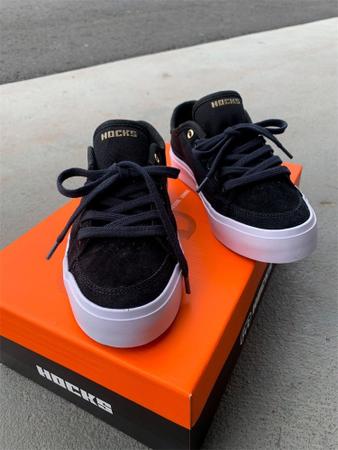 Tênis Hocks Classe Black/White/Gold - Mad Rats Imagem de Tênis Hocks Classe Black/White/Gold
