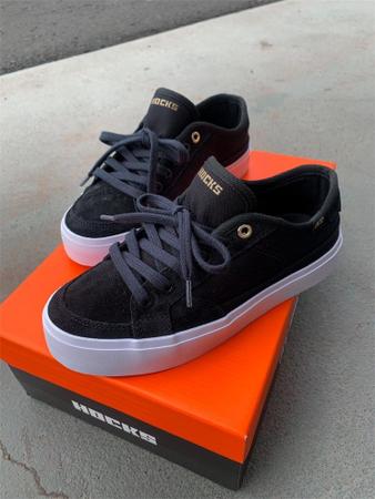 Tênis Hocks Classe Black/White/Gold - Mad Rats Imagem de Tênis Hocks Classe Black/White/Gold