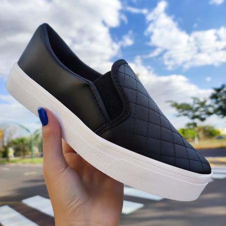 Tênis Slip On Feminino Calce Fácil Confortável Quadradinho - via verezze Imagem de Tênis Slip On Feminino Calce Fácil Confortável Quadradinho