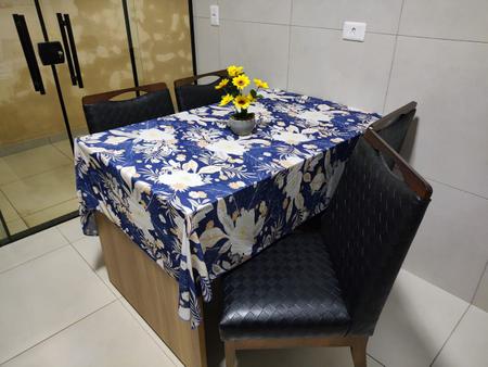 Imagem de Toalha de Mesa de Cozinha Copa Sala de Jantar 4 Lugares 1,40m x 1,40m Malha Gel Estampa 6 Floral Bege e Azul Marinho