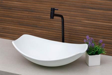 Imagem de Torneira de luxo p/ banheiros  e lavabos em metal preto fosco - modelo link