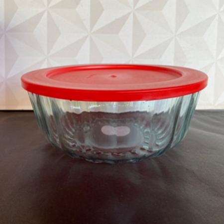 Imagem de Travessa de vidro redonda com tampa canelada vermelha ou rosa para cozinha