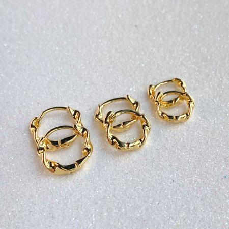 Trio De Argolas Torcidas Banhado a Ouro 18 K - DRoss Imagem de Trio De Argolas Torcidas Banhado a Ouro 18 K