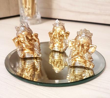 Imagem de Trio Ganesha da Sorte Hindu Sorrindo Felizes Com Bandeja