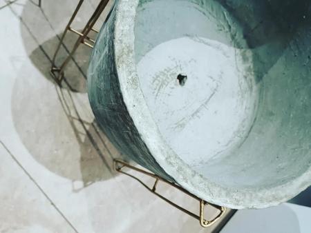 Imagem de vaso de canto cachepot  rustico em cimento queimado, com suporte metalíco