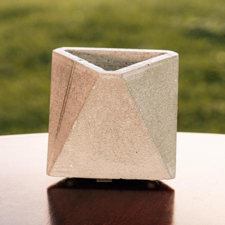 Imagem de Vaso de concreto decorativo Triangulo 10cm Cinza linha Eco