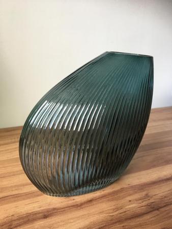 Imagem de Vaso de vidro canelado verde 17x8x18