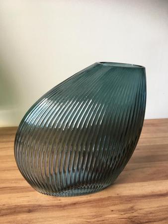 Imagem de Vaso de vidro canelado verde 17x8x18