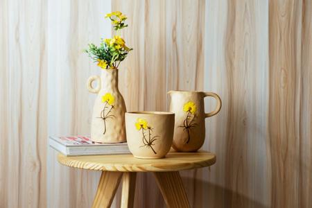 Imagem de Vaso garrafa decor de ceramica flor amarela trento wolff
