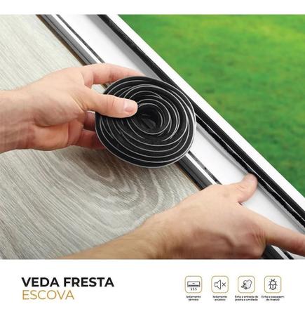 Imagem de Veda Porta Escova Protetor De Frestas Adesiva 5x7mm Comfort Door 5 Metros Cinza