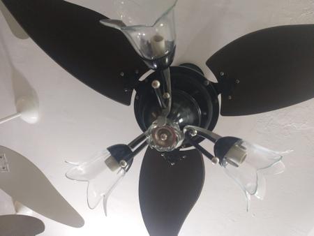 Imagem de Ventilador de teto com luminária para 3 lâmpadas  com detalhe em resina