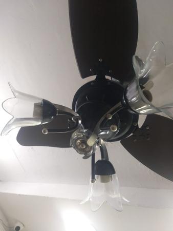Imagem de Ventilador de teto com luminária para 3 lâmpadas  com detalhe em resina