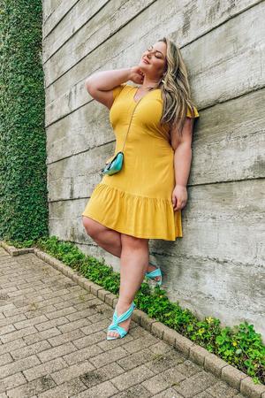 Vestido Curto Giulia Amarelo Plus Size Domenica Solazzo