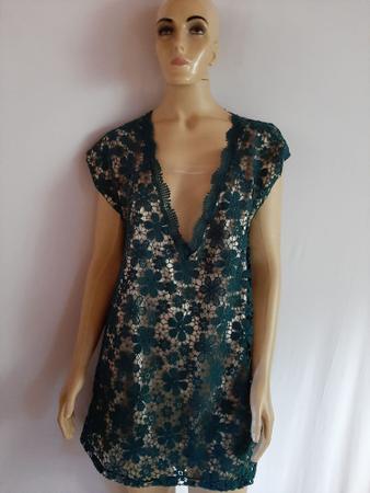 Vestido de renda com forro store de cetim