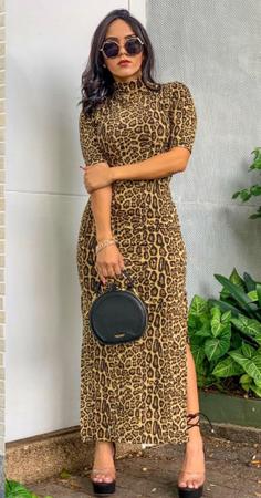 Imagem de vestido feminino manga curta gola alta longo com fenda na lateral estampa animal print