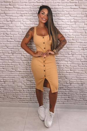 Vestido justo com botão na sale frente